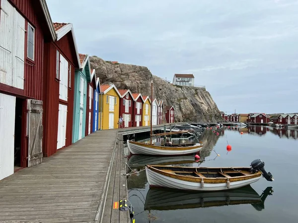 Una Fila Casas Madera Colores Con Barcos Amarrados Lago Tranquilo — Foto de Stock