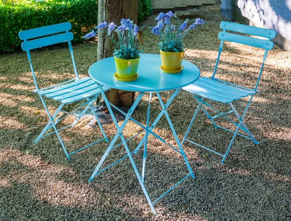 Uma Mesa Ferro Azul Com Duas Cadeiras Vasos Livre — Fotografia de Stock