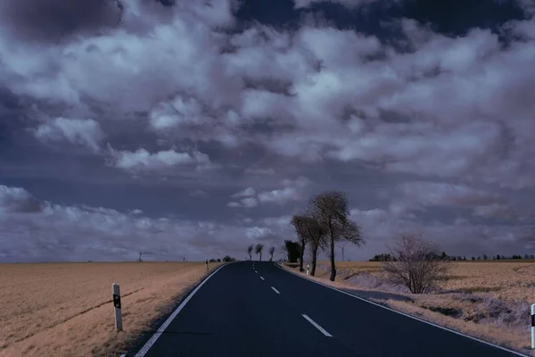 Асфальт Пустой Дороге Сельской Местности Мрачными Облаками Заднем Плане — стоковое фото