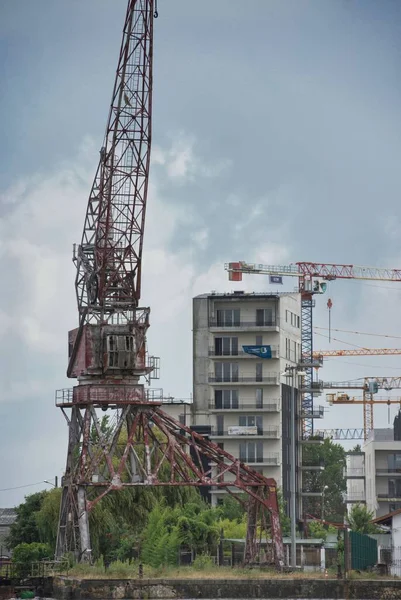 Вертикальний Постріл Кранів Будівельних Майданчиків — стокове фото