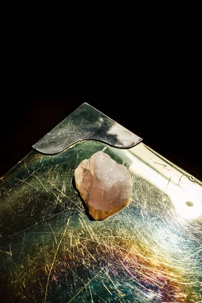 Piedra Cristal Cuarzo Rosa Sobre Tronco Latón Arco Iris Reflectante — Foto de Stock