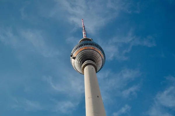 Niski Kąt Ujęcia Berlińskiej Wieży Telewizyjnej Pod Czystym Niebem — Zdjęcie stockowe