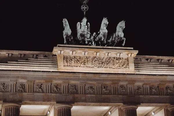 Una Hermosa Vista Puerta Brandeburgo Berlín Por Noche —  Fotos de Stock