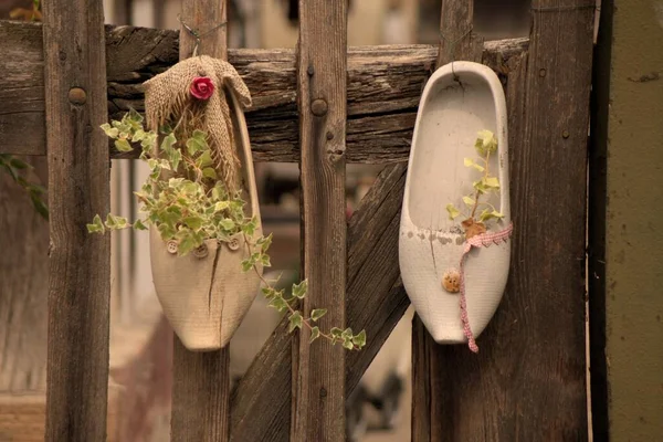 Uma Cerca Rural Envelhecida Com Sapatos Pendurados — Fotografia de Stock