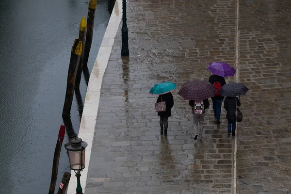 Die Menschen Die Venedig Mit Regenschirmen Spazieren Gehen — Stockfoto