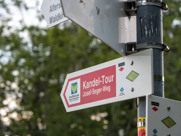 독일의한 공원에 기둥에 표지판을 클로즈업으로 — 스톡 사진