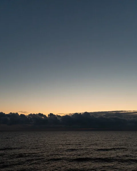 Een Schilderachtige Zonsondergang Boven Een Zee — Stockfoto