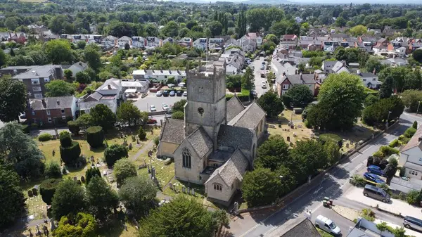 Una Vista Aérea Una Iglesia Con Casas Fondo — Foto de Stock