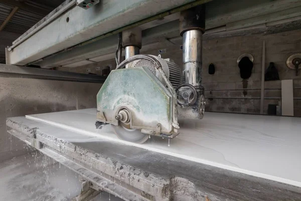 Eine Maschine Mit Trennscheibe Für Marmorplatten — Stockfoto