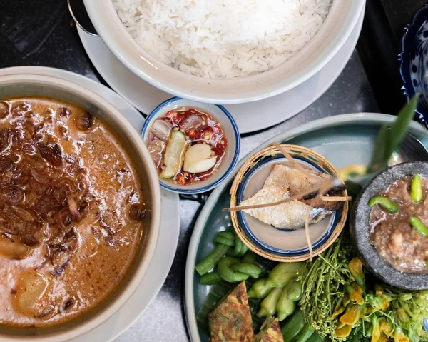 Pandangan Atas Dari Berbagai Hidangan Thailand Dalam Mangkuk Diatur Atas — Stok Foto