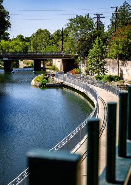 Nehir kıyısında bir kaldırım.