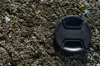 Taşın üzerindeki kamera merceği kapağının yakın çekim görüntüsü.