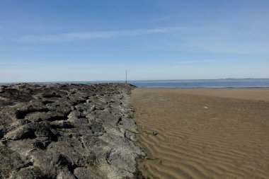 Sahlenburg sahilinin manzaralı manzarası denize doğru uzanan taş bir patika, Cuxhaven, Almanya