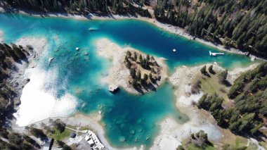 Beyaz kumlu mavi bir okyanus.