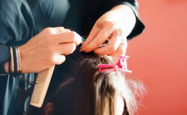 Les Mains Coiffeur Qui Fait Une Coupe Cheveux Gros Plan — Photo