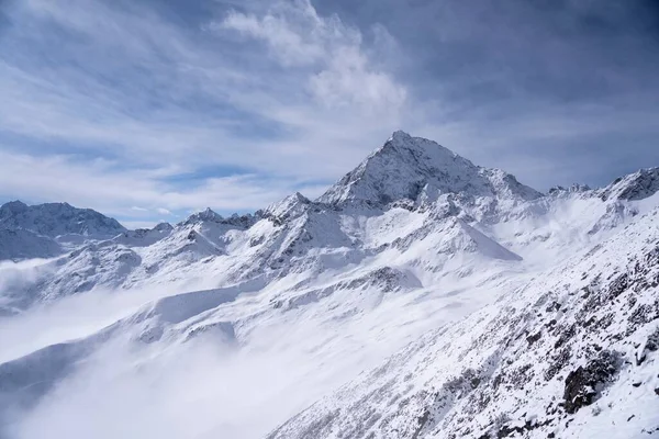 Snöig Bergskedja Mot Molnig Himmel — Stockfoto