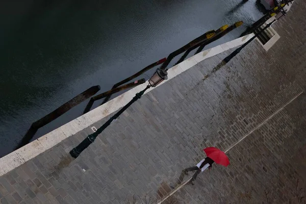 Uma Pessoa Andando Veneza Com Guarda Chuva Vermelho — Fotografia de Stock