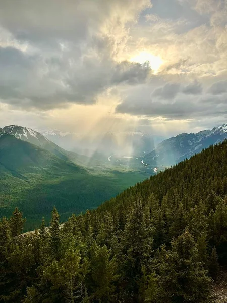 Une Vue Fascinante Coucher Soleil Doré Sur Les Montagnes — Photo