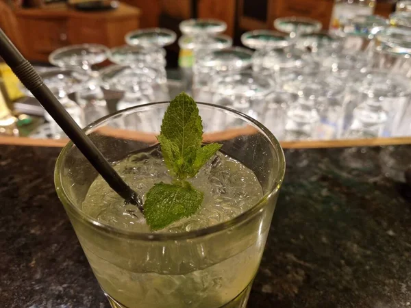 Gros Plan Cocktail Aux Feuilles Menthe Dans Bar — Photo