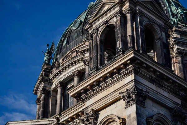 在晴朗的天空下拍摄的柏林大教堂立面的低角照片 — 图库照片