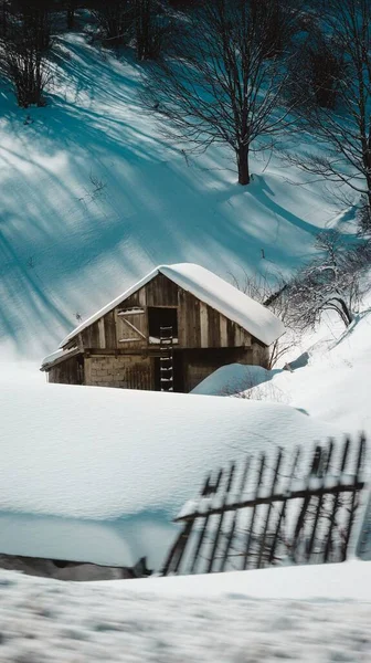 Schöne Landschaft Eines Kleinen Hölzernen Berghauses Auf Einem Schneebedeckten Hang — Stockfoto