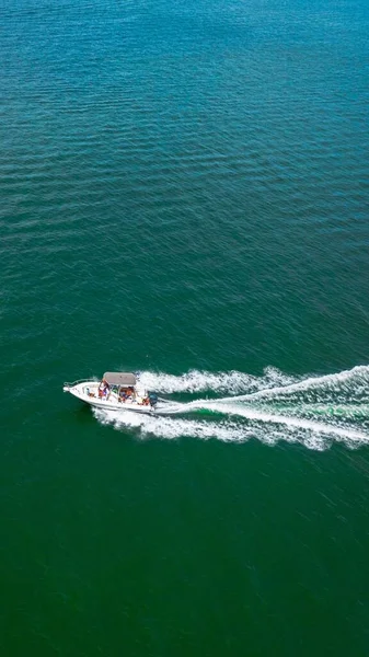 Plan Vertical Yacht Naviguant Dans Océan — Photo
