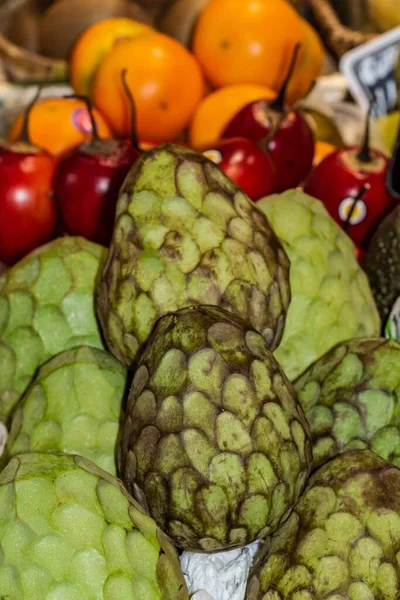 Barcelona Daki Boqueria Pazarında Diğer Meyvelerle Birlikte Kremalı Elma Olgunlaşır — Stok fotoğraf