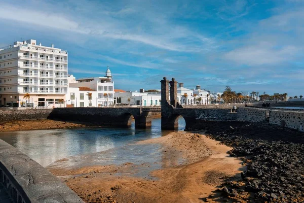 Vacker Bild Punta Lagarta Bron Med Byggnader Bakgrunden Arrecife Spanien — Stockfoto