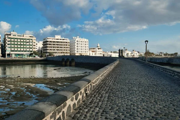 スペイン ランサローテ島のプンタ ラガルタ橋からのArrecifeの町の美しいショット — ストック写真