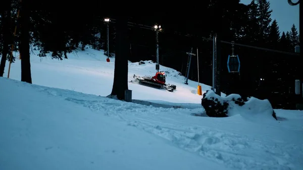 Motos Neve Correm Bela Área Coberta Neve Montanhosa Noite Estância — Fotografia de Stock