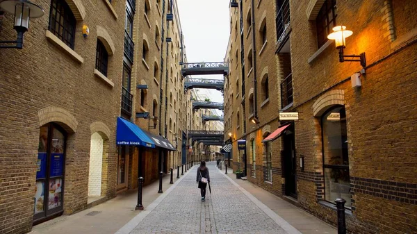 Uma Fêmea Caminhando Longo Shad Thames Londres Por Butler Wharf — Fotografia de Stock