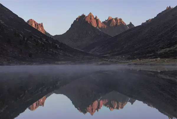 Een Landschap Met Bergketen Reflecterend Een Meer Bij Zonsondergang — Stockfoto