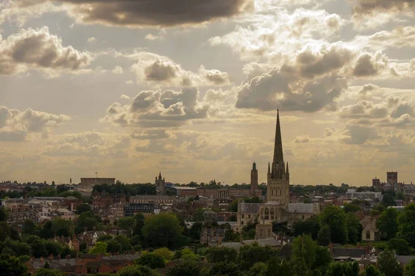 Puesta Sol Sobre Norwich Reino Unido Con Las Catedrales Ayuntamiento — Foto de Stock