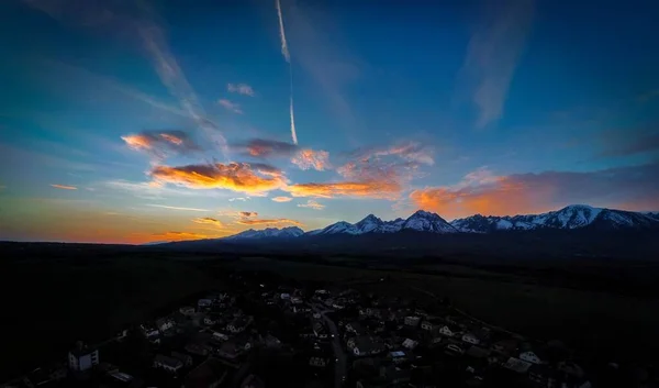 Vacker Natur Stad Molnig Himmel Vid Solnedgången Med Berg Bakgrunden — Stockfoto