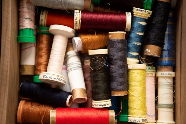 Close Rolos Costura Multicoloridos Empilhados — Fotografia de Stock