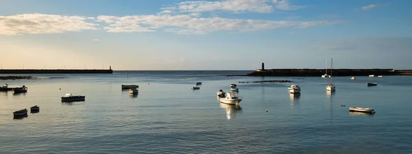 Balıkçı Tekneleri Atlantik Okyanusu Körfezine Yanaştı Arrecife Kasabası Punta Lagarta — Stok fotoğraf