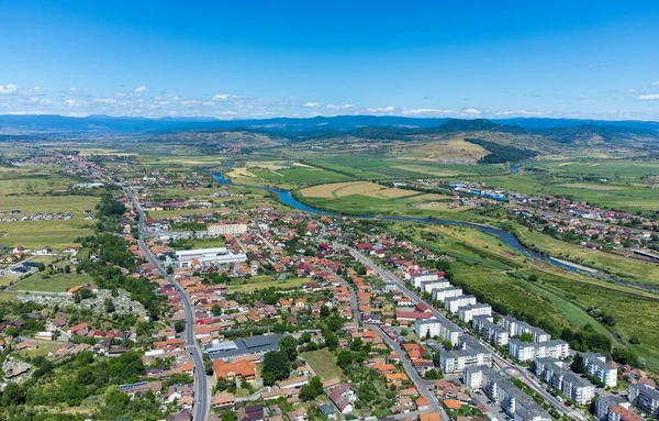 Reghin Şehrinin Manzarası Romanya Yukarıdan Görünüyor Insansız Hava Aracı Yaz — Stok fotoğraf