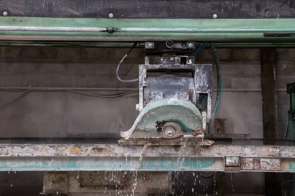 Een Machine Met Snijschijf Voor Marmeren Platen — Stockfoto
