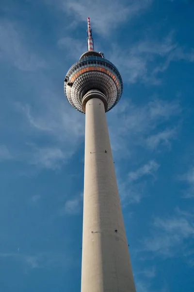 Låg Vinkel Skott Berlin Torn Med Restaurang Klar Himmel — Stockfoto