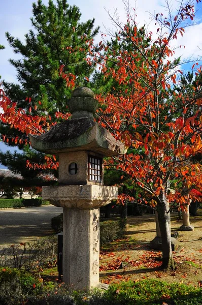 公園を背景に木のある古い日本の神社の垂直ショット — ストック写真
