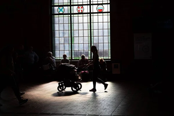 Una Silueta Personas Que Salen Estación Copenhague Dinamarca —  Fotos de Stock