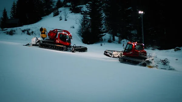 Snowmobiles Τρέχουν Όμορφη Ορεινή Χιονισμένη Περιοχή Νύχτα Χειμερινό Χιονοδρομικό Κέντρο — Φωτογραφία Αρχείου
