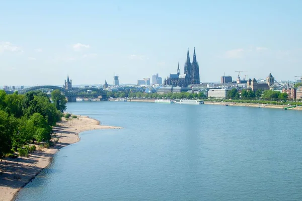 Arkasında Nehir Binalar Olan Köln Şehrinin Güzel Bir Manzarası — Stok fotoğraf