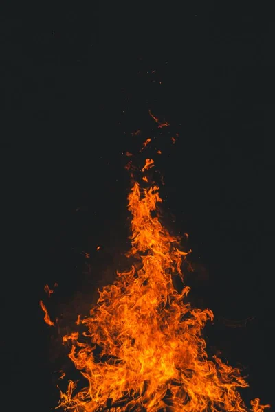 Disparo Vertical Del Fuego Ardiente Por Noche —  Fotos de Stock