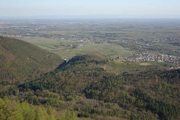 Schöne Aussicht Auf Eine Landschaft Mit Bergen Und Einem Dorf — Stockfoto