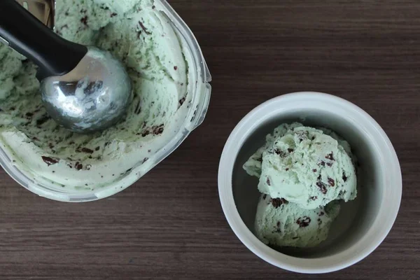 碗里有一勺绿色薄荷巧克力片冰淇淋 俯瞰全景 — 图库照片