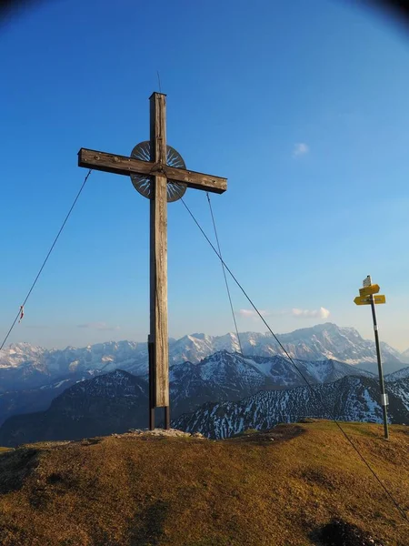 Sebuah Gambar Vertikal Dari Salib Kristen Sebuah Bukit Notkarspitz Pegunungan — Stok Foto