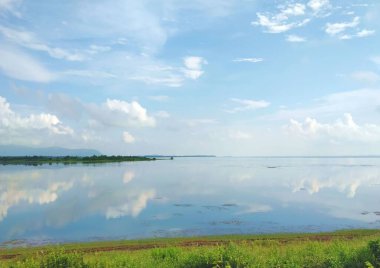 Göle yansıyan güzel bir gökyüzü manzarası