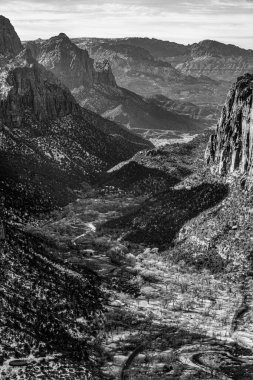 ABD 'nin Utah kentindeki Zion Ulusal Parkı' nın güzel uçurumlarının dikey görüntüsü.