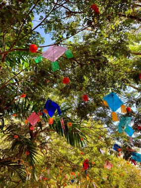 Renkli bir uçurtma dekoru.